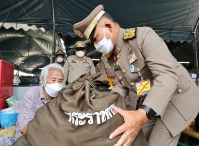 <strong>อ่านเพิ่มเติมเกี่ยวกับ</strong><br>พลเอกดาว์พงษ์ รัตนสุวรรณ องคมนตรี ชิญสิ่งของพระราชทานมอบแก่ประชาชนผู้ประสบอุทกภัยในพื้นที่จังหวัดสระบุรี พลเอกดาว์พงษ์ รัตนสุวรรณ องคมนตรี ชิญสิ่งของพระราชทานมอบแก่ประชาชนผู้ประสบอุทกภัยในพื้นที่จังหวัดสระบุรี